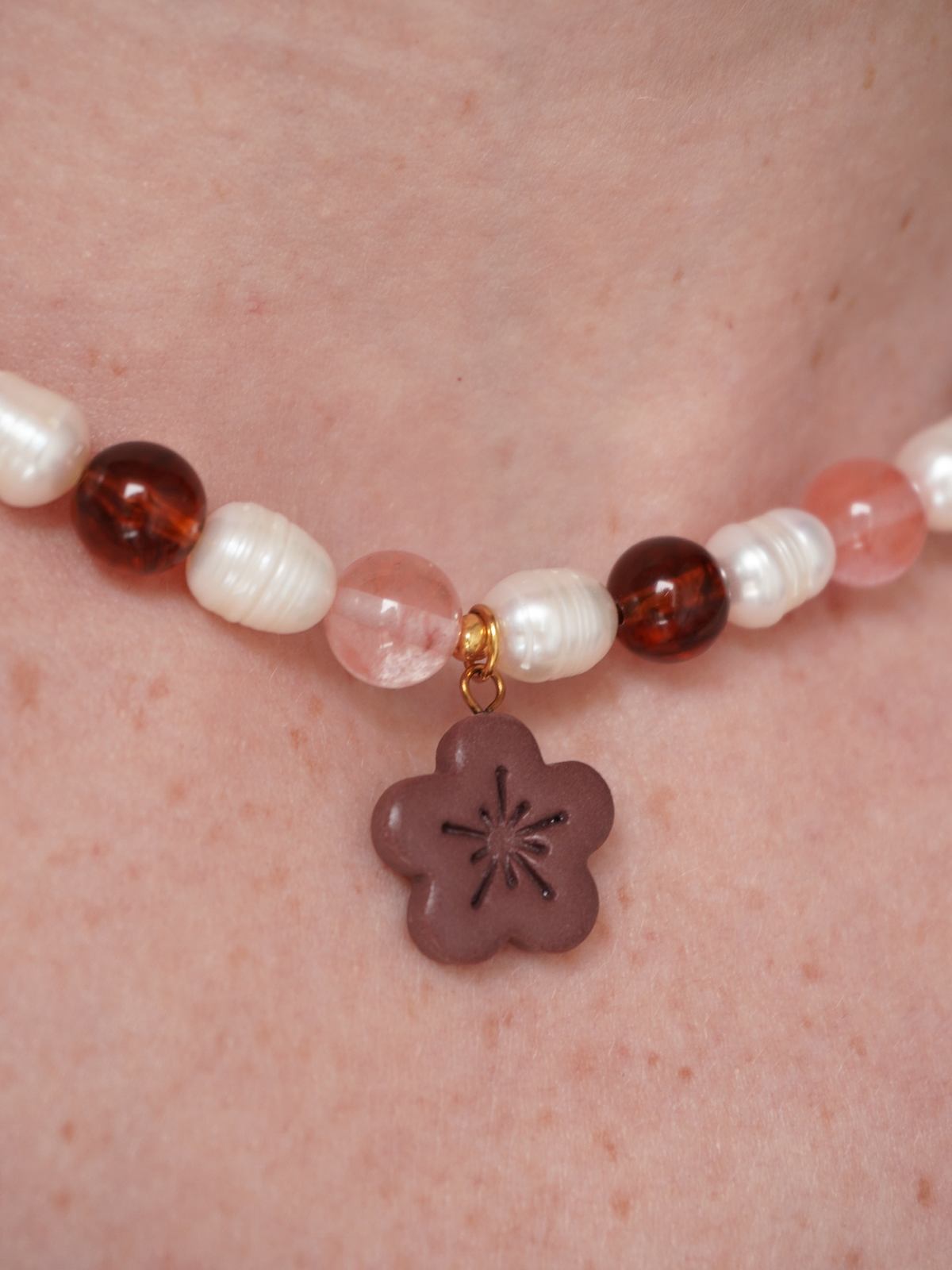 Collier fleur marron